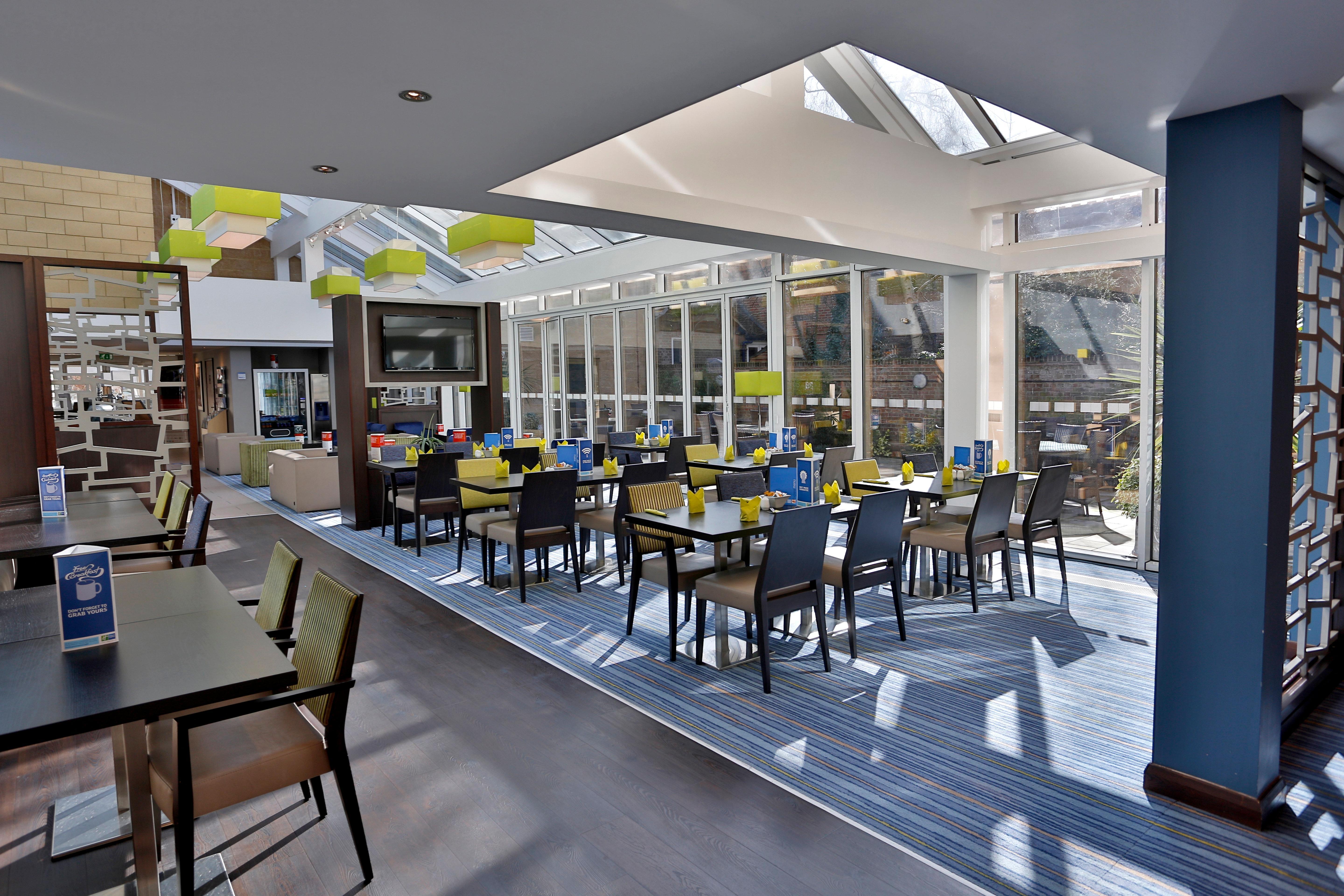 Holiday Inn Express Windsor By Ihg Eksteriør billede