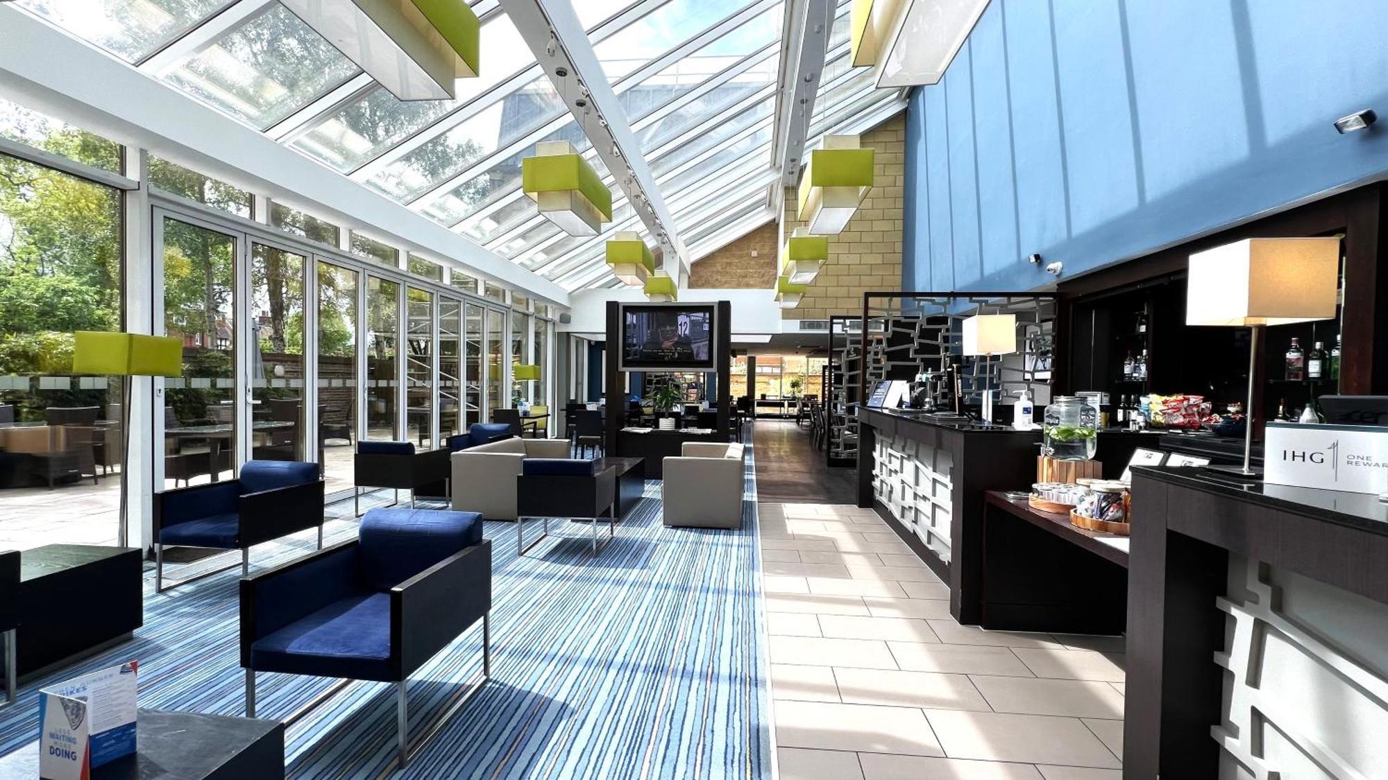 Holiday Inn Express Windsor By Ihg Eksteriør billede