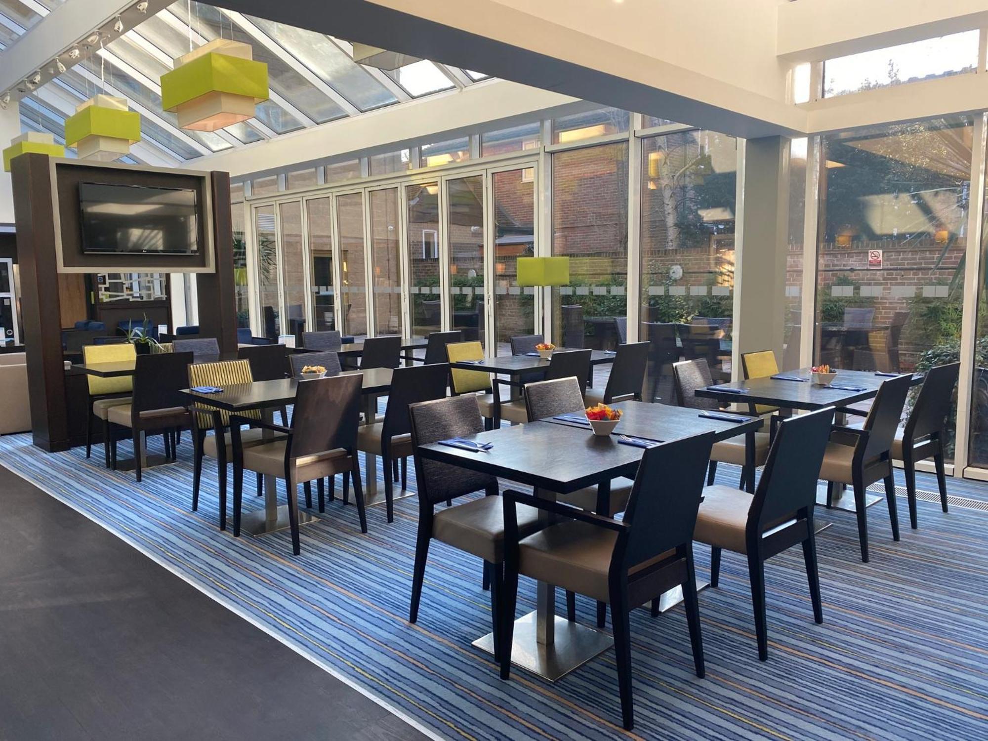 Holiday Inn Express Windsor By Ihg Eksteriør billede