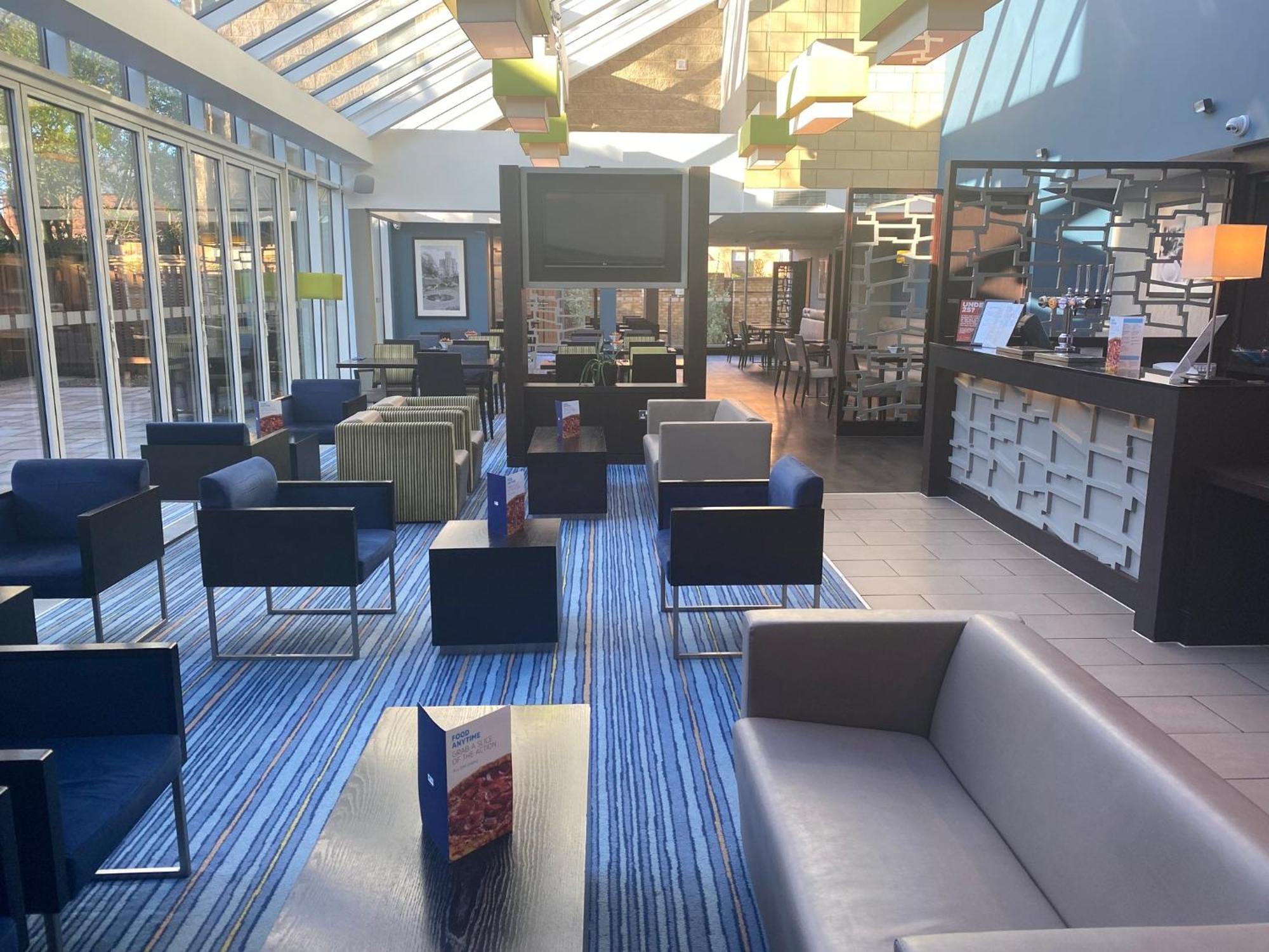 Holiday Inn Express Windsor By Ihg Eksteriør billede
