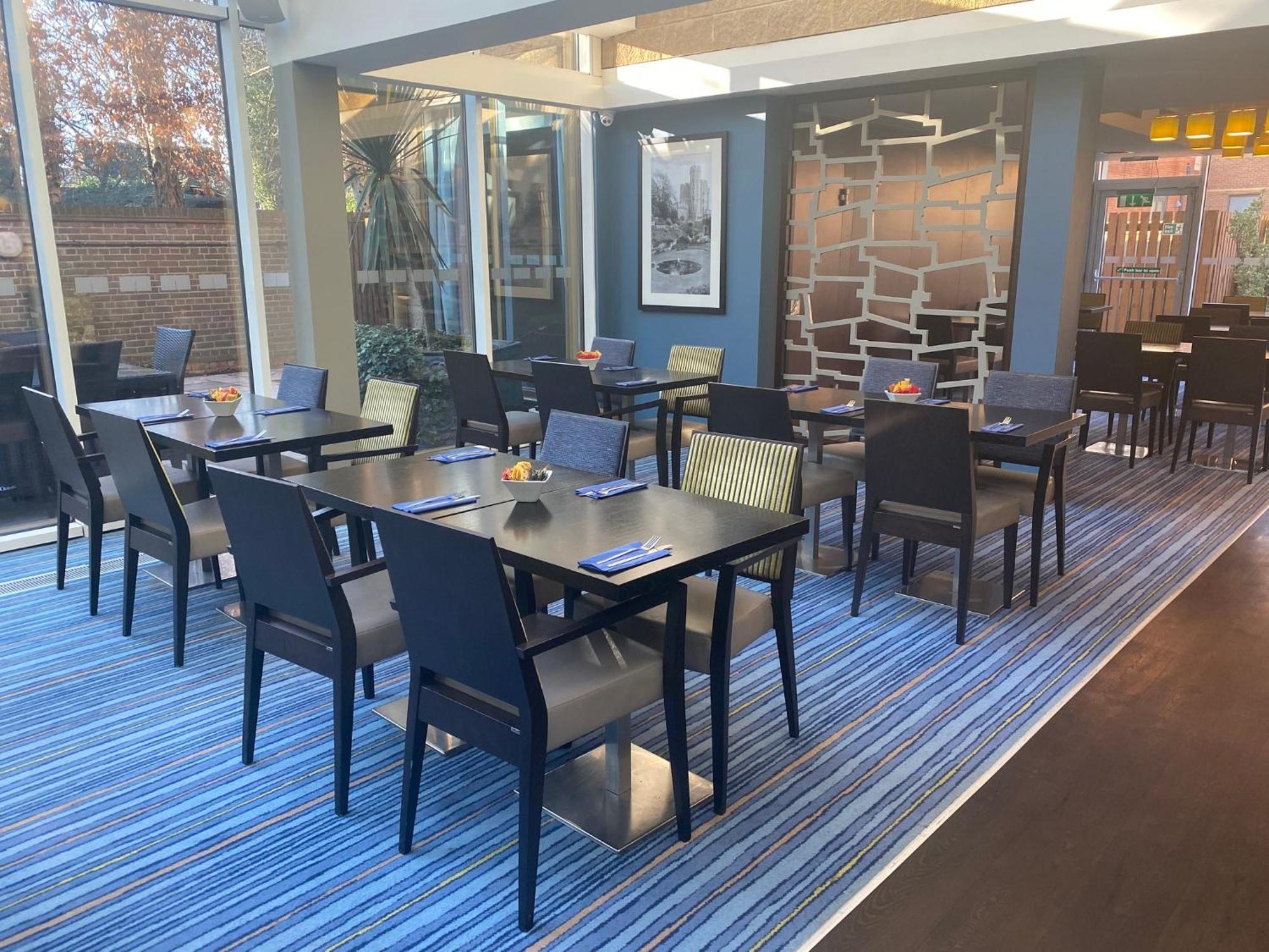 Holiday Inn Express Windsor By Ihg Eksteriør billede