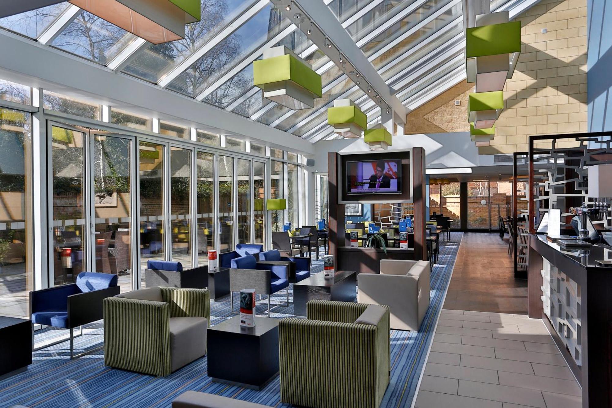 Holiday Inn Express Windsor By Ihg Eksteriør billede