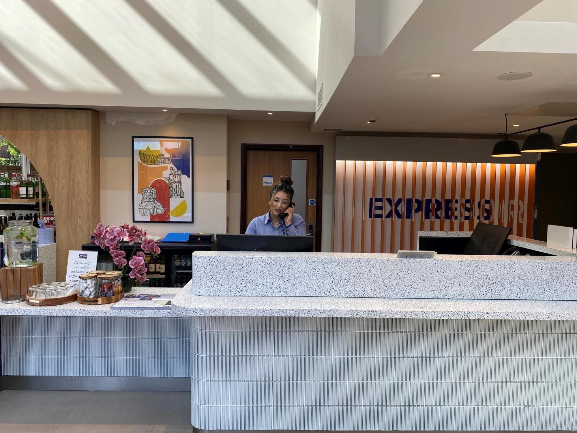 Holiday Inn Express Windsor By Ihg Eksteriør billede