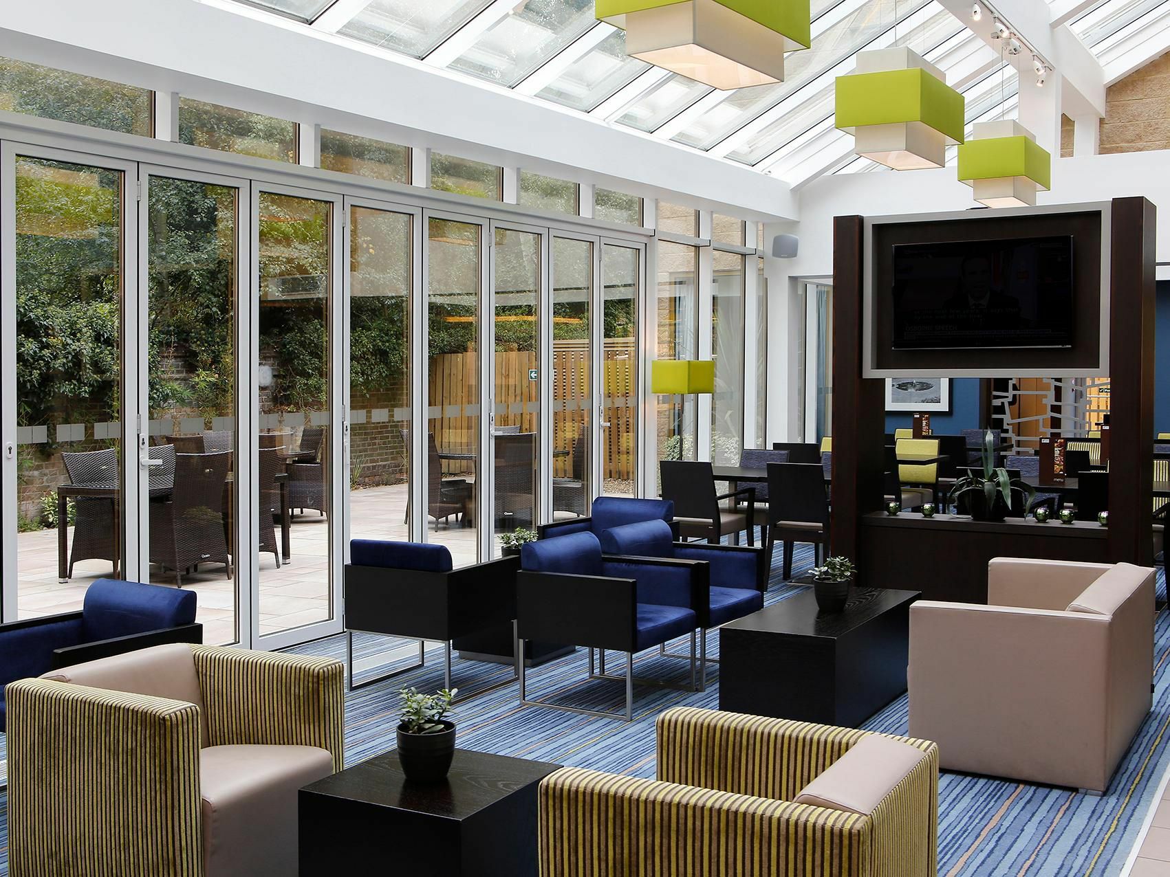 Holiday Inn Express Windsor By Ihg Eksteriør billede