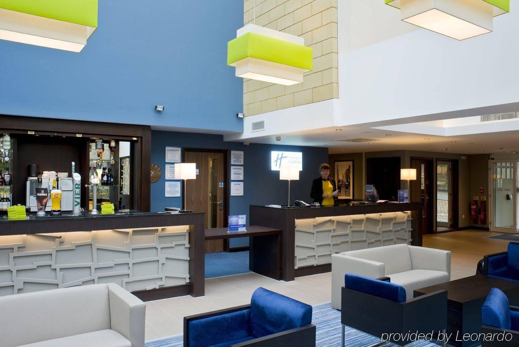 Holiday Inn Express Windsor By Ihg Eksteriør billede